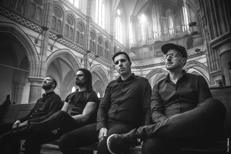 LONG DISTANCE CALLING – disponibile il live video di “On The Verge”