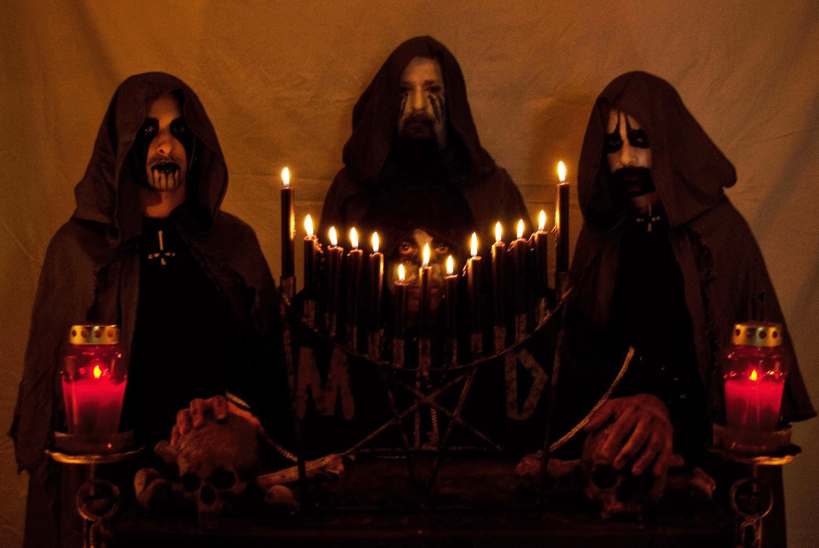 MORTUARY DRAPE – una ristampa speciale di “All the Witches Dance” per Halloween