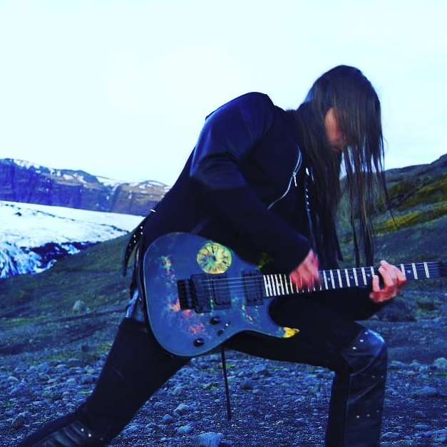 EDGE OF PARADISE – guarda il nuovo video di “The Unknown” e vinci una chitarra di Dave Bates