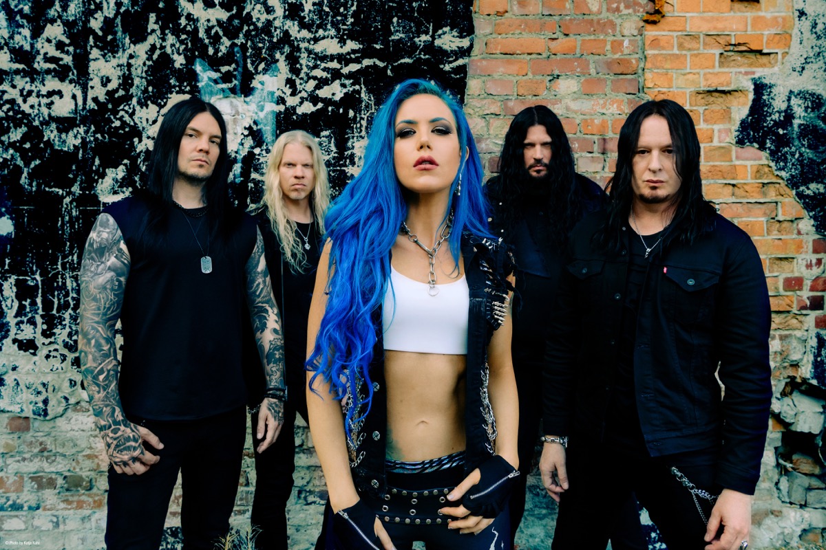 ARCH ENEMY – guarda il video di “Handshake With Hell”
